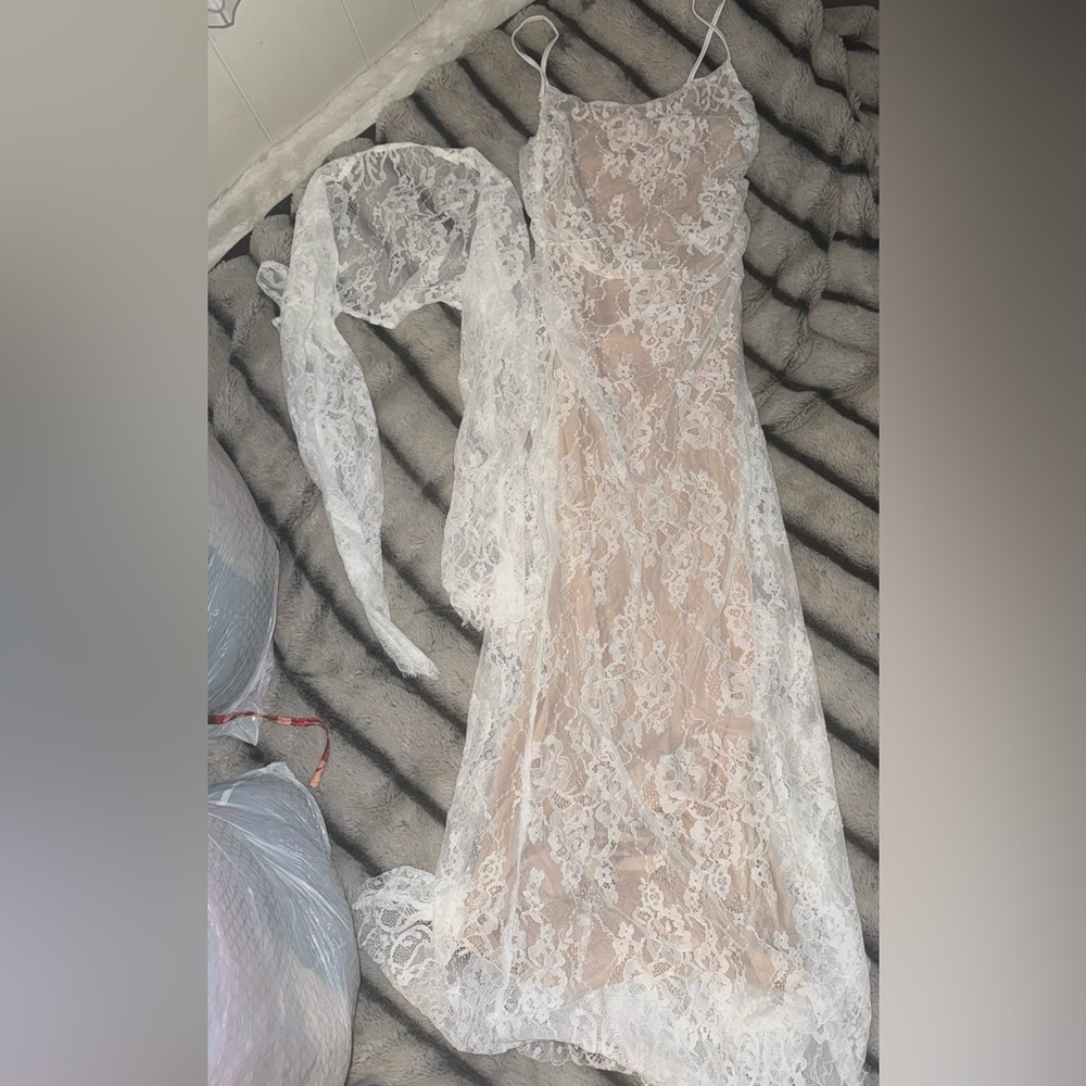 Elegant White Lace Long Sleeve Dress - Picture 3 of 3